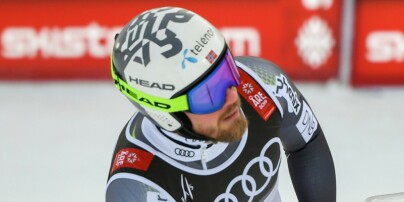 Jansrud tok seg til den tapede hånda rett etter målgang